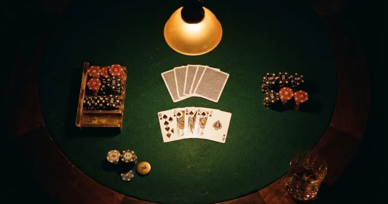 Osvijetljen stol za igru s kartama, snimljen odozgo — casino aparati u hrvatskoj