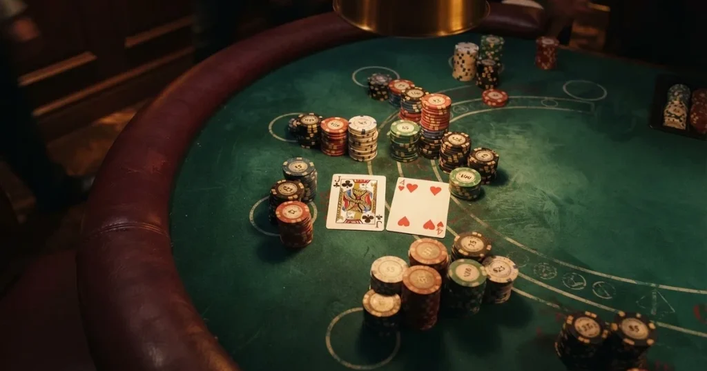 Osvijetljen stol za igru s kartama, snimljen odozgo — casino igre u hrvatskoj